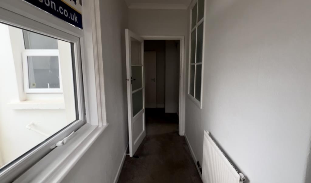Lot: 91 - GROUND FLOOR FLAT FOR UPDATING - Entrance hall into flat